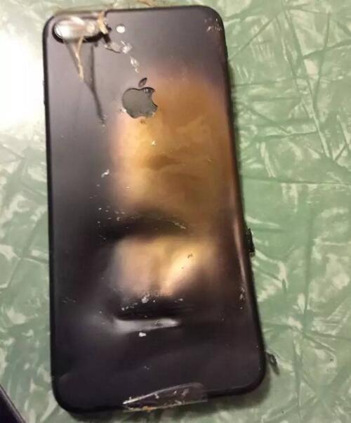 苹果手机爆炸外壳烧黄了，苹果手机LOGO还在