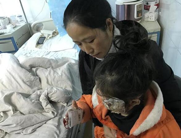 冯玲玲的女儿是三星手机电池爆炸受伤最重的人,小女孩手被烧伤可能毁容
