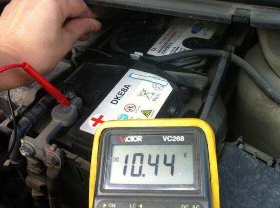 电动车电池维修保养可以用万用表测一下电压正不正常